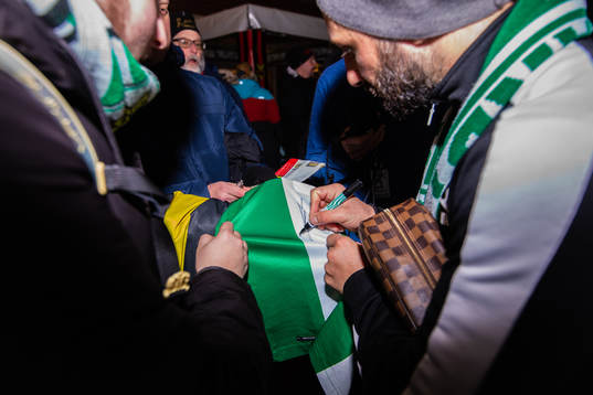 Hammarbys Kennedy Bakircioglu  skriver autograf