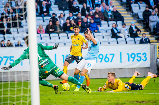 Malmö FFs Marcus Antonsson mot Elfsborgs målvakt Kevin