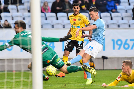 Malmö FFs Marcus Antonsson med missad målchans mot