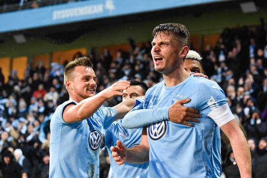 Malmö FFs Markus Rosenberg kramas om av lagkamrater