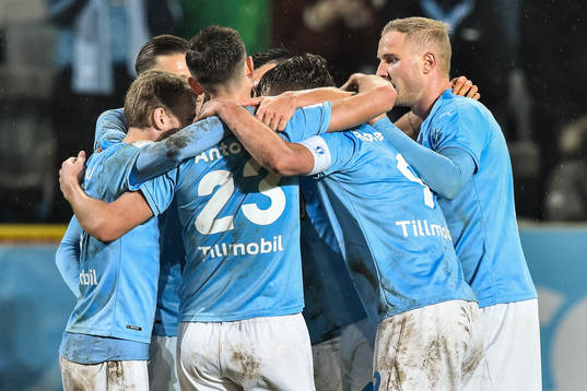 Malmö FFs Marcus Antonsson blir omkramad av lagkamrater
