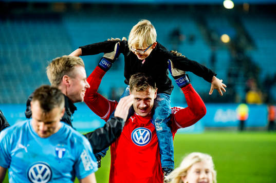 Malmö FFs målvakt Johan Dahlin jublar med barnen
