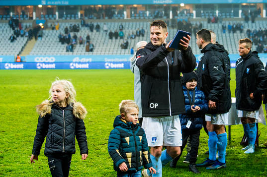 Malmö FFs Markus Rosenberg tar emot tredje pris