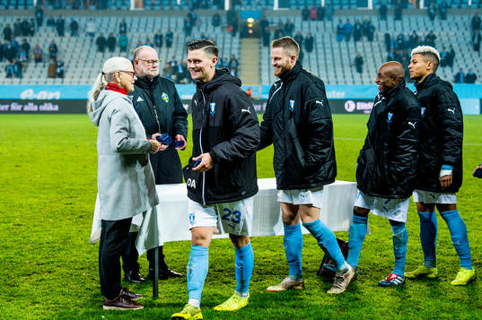Malmö FFs Marcus Antonsson tar emot tredje pris