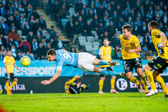 Malmö FFs Markus Rosenberg mot Elfsborgs Gustav Henriksson