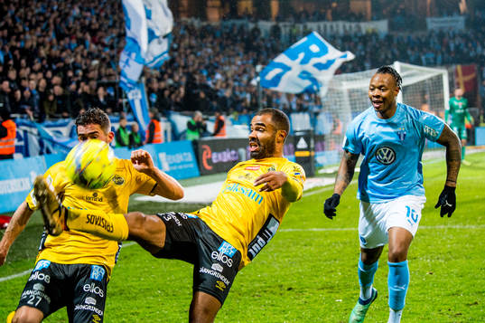 Elfsborgs Frederik Holst och Alex Dyer mot Malmö FFs