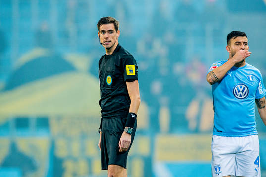 Domaren Magnus Lingren och Malmö FFs Behrang Safari