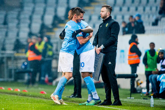 Malmö FFs Markus Rosenberg kramar om Carlos Strandberg