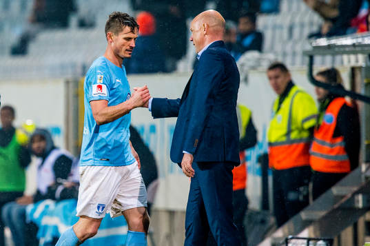 Malmö FFs tränare Uwe Rösler tackar Markus Rosenberg