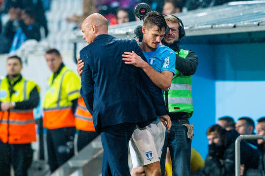 Malmö FFs tränare Uwe Rösler kramar om Markus Rosenberg