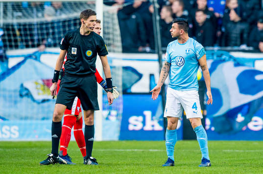 Domaren Magnus Lindgren och Malmö FFs Behrang Safari