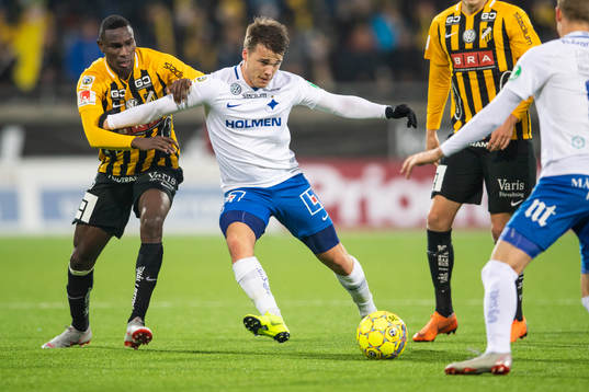 Häckens Elohor Ekpolo och Norrköpings Simon Skrabb i kamp