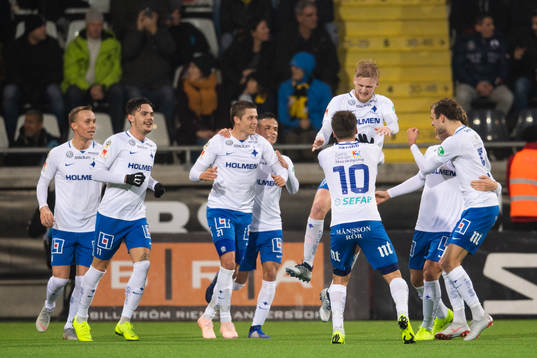 Norrköpings Simon Skrabb jublar med lagkamrater