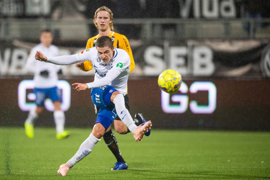 Norrköpings Simon Thern skjuter