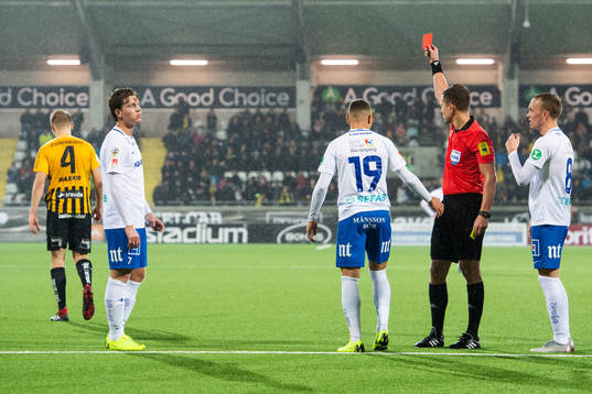 Häckens Juhani Ojala får rött kort
