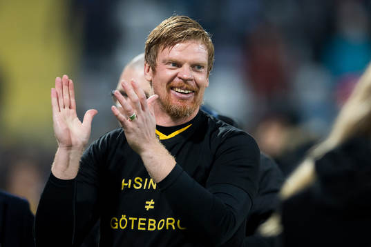 Häckens målvakt Christoffer Källqvist  tackas av