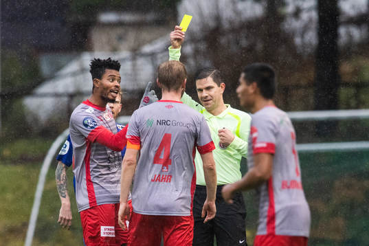 Kristian Jahr of Strømmen is gets a yeööow card from