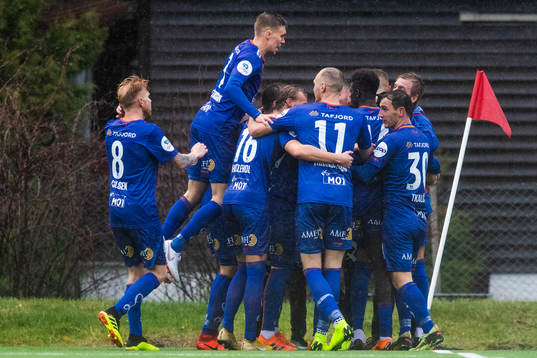 Hólmbert Fridjónsson of Aalesund celebrates with team