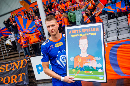 Hólmbert Fridjónsson of Aalesund with the prize "Årets