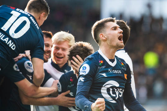 Ylldren Ibrahimaj of Viking celebrates