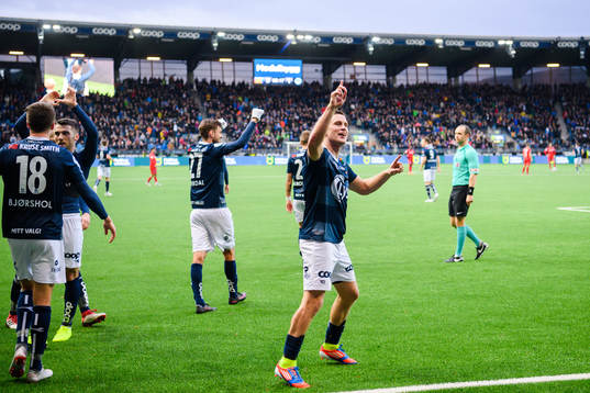 Tommy Høiland of Viking celebrates with teammates