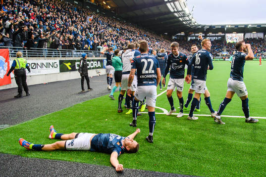 Tommy Høiland of Viking celebrates with teammates