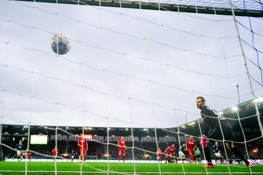 Tommy Høiland of Viking scores the 2-1 goal behind