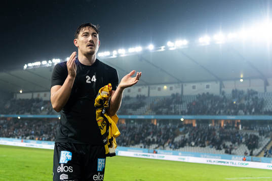 Elfsborgs Stefan Ishizaki tackar supportrarna