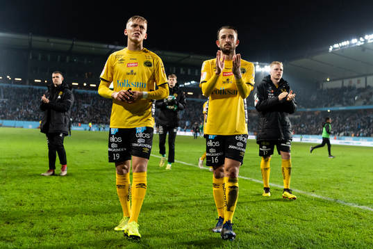 Elfsborgs Jesper Karlsson och Robert Gojani tackar