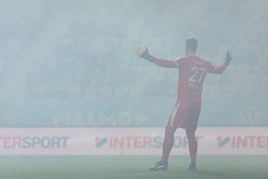 Malmö FFs målvakt Johan Dahlin i röken från bengaler