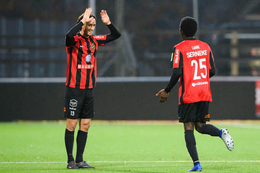 Brommapojkarnas Philip Hellqvist  och Jack Lahne jublar