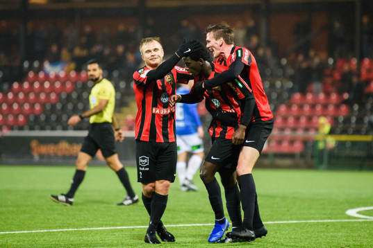 Brommapojkarnas Jack Lahne jublar med lagkamrater