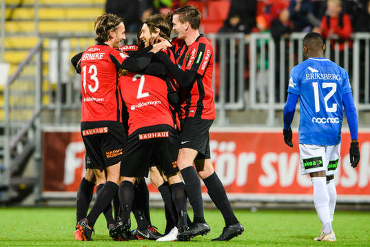 Brommapojkarnas Markus Gustafsson jublar med lagkamrater