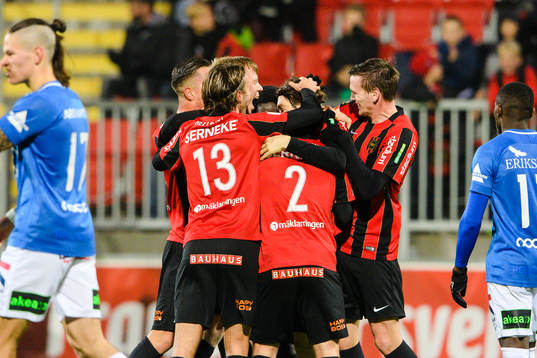 Brommapojkarnas Markus Gustafsson jublar med lagkamrater