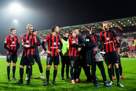 Brommapojkarnas spelare jublar
