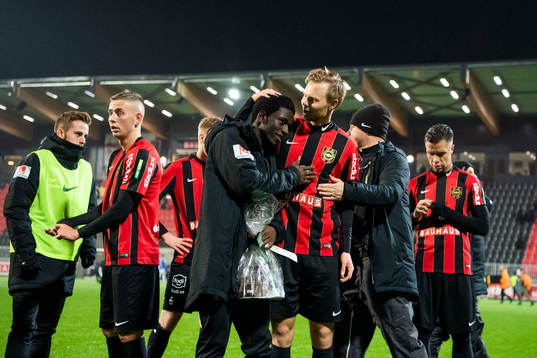 Brommapojkarnas spelar jublar
