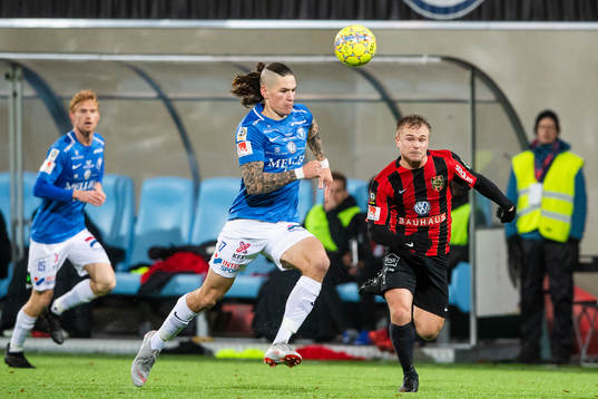 Trelleborgs Isak Jönsson i en duell med Brommapojkarnas