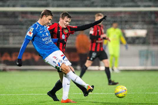 Trelleborgs Marcus Pode i en duell med Brommapojkarnas