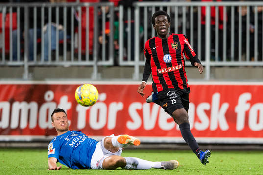 Trelleborgs Alexander Blomqvist i en duell med