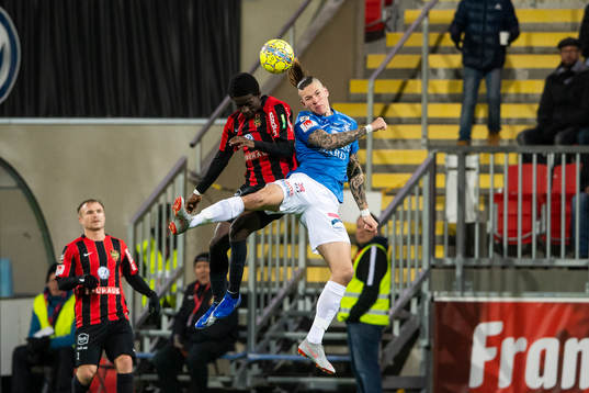 Trelleborgs Isak Jönsson i en duell med Brommapojkarnas