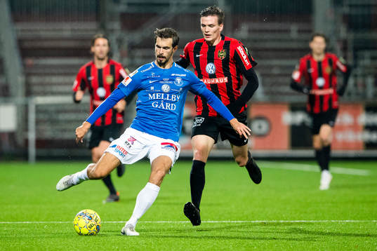 Trelleborgs Sebastian Ohlsson i en duell med