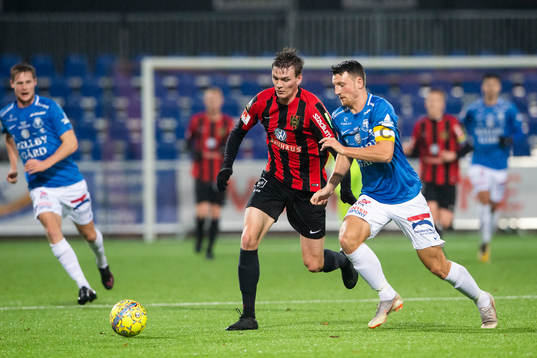 Trelleborgs Alexander Blomqvist i en duell med