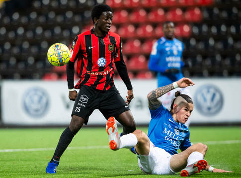 Trelleborgs Isak Jönsson i en duell med Brommapojkarnas