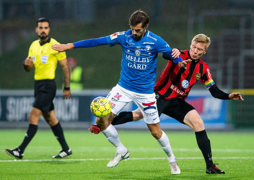 Trelleborgs Sebastian Ohlsson i en duell med