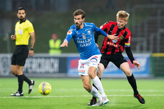 Trelleborgs Sebastian Ohlsson i en duell med