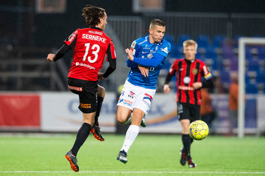 Trelleborgs Lasse Nielsen i en duell med Brommapojkarnas