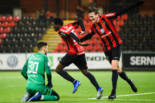 Brommapojkarnas Jack Lahne jublar framför Trelleborgs
