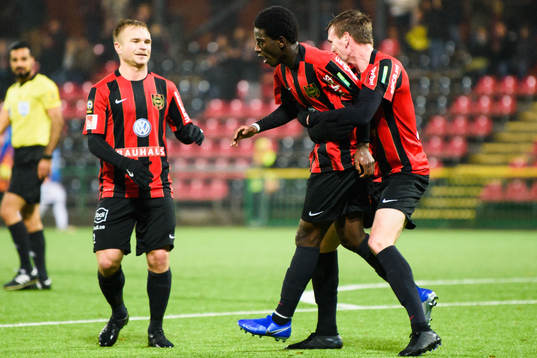 Brommapojkarnas Jack Lahne jublar med lagkamrater