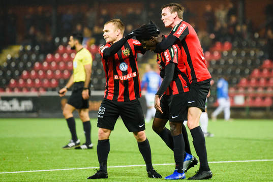 Brommapojkarnas Jack Lahne jublar med lagkamrater