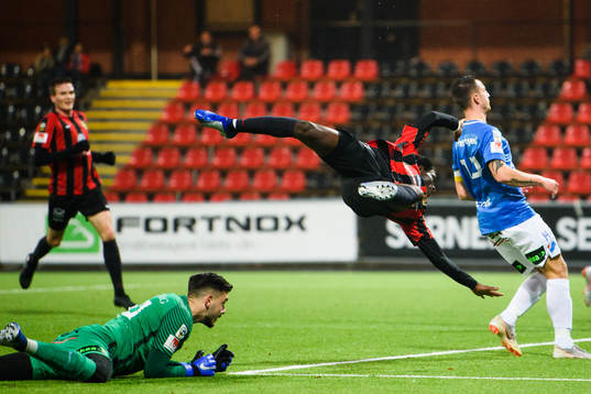 Brommapojkarnas Jack Lahne och Trelleborgs målvakt Marko